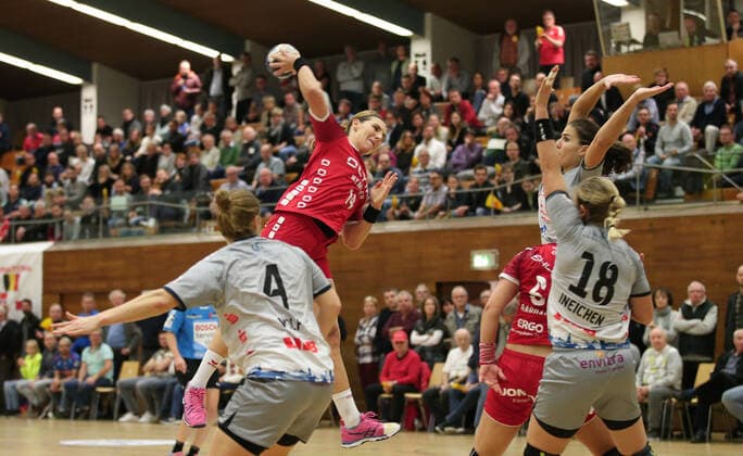 13.11.2019, Deutschland, Bietigheim, Handball Bundesliga Frauen Saison 2019 2020 SG BBM Bietigheim vs. Neckarsulmer Union: am Ball Karolina Kudlacz-Gloc (BBM)