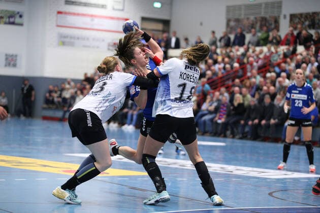 Tessa van Zijl (HSG Blomberg-Lippe 8) gegen Meike Schmelzer (Thueringer HC 13)(links) und Iveta Koresova (Thueringer HC 18)(rechts) GER, Handball, 1. Bundesliga Frauen, HSG Blomberg-Lippe gegen Thueringer HC, 13.11.2019 Blomberg Copyright: xStrohdiekx Eibner-Pressefotox EP_jsk