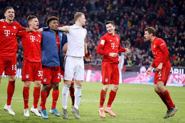 LEWANDOWSKI Robert Team FC Bayern Muenchen jubelt nach dem Sieg mit der Mannschaft v.l. GORETZKA, KIMMICH, COMAN, NEUER und MUELLER Fussball Bundesliga DFL Saison 2019-2020 Spiel FC Bayern Muenchen - Borussia Dortmund am 09.11. 2019 in Muenchen DFL REGULATIONS PROHIBIT ANY USE OF PHOTOGRAPHS as IMAGE SEQUENCES and or QUASI-VIDEO