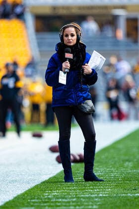 PITTSBURGH, PA - NOVEMBER 10: ESPN sideline reporter Dianna Russini looks on during the NFL, American Football Herren, USA football game between the Los Angeles Rams and the Pittsburgh Steelers on November 10, 2019 at Heinz Field in Pittsburgh, PA. (Photo by Mark Alberti Icon Sportswire) NFL: NOV 10 Rams at Steelers Icon19111018938