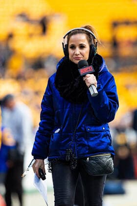 PITTSBURGH, PA - NOVEMBER 10: ESPN sideline reporter Dianna Russini looks on during the NFL, American Football Herren, USA football game between the Los Angeles Rams and the Pittsburgh Steelers on November 10, 2019 at Heinz Field in Pittsburgh, PA. (Photo by Mark Alberti Icon Sportswire) NFL: NOV 10 Rams at Steelers Icon19111018959