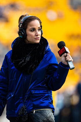 PITTSBURGH, PA - NOVEMBER 10: ESPN sideline reporter Dianna Russini looks on during the NFL, American Football Herren, USA football game between the Los Angeles Rams and the Pittsburgh Steelers on November 10, 2019 at Heinz Field in Pittsburgh, PA. (Photo by Mark Alberti Icon Sportswire) NFL: NOV 10 Rams at Steelers Icon19111018994