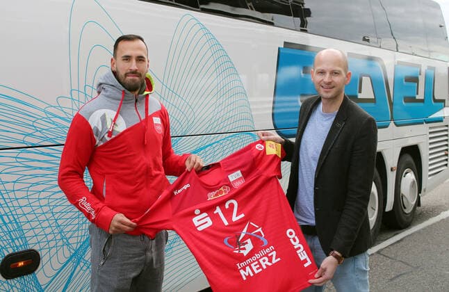 Volleyball 1. Bundesliga Saison 2019 2020 13.11.2019 Neuzugang beim TV Rottenburg: Ramon Renaldo Martinez Gion (li) mit Manager Philipp Vollmer (re, TV Rottenburg) *** Volleyball 1 Bundesliga Season 2019 2020 13 11 2019 New addition to TV Rottenburg Ramon Renaldo Martinez Gion li with manager Philipp Vollmer re, TV Rottenburg