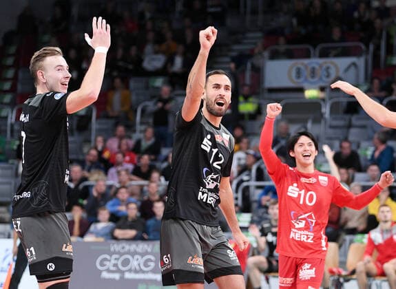 Volleyball 1. Bundesliga Saison 2019 2020 13.11.2019 HEITEC Volleys Eltmann - TV Rottenburg TEAMJUBEL TV Rottenburg; Johannes Moennich, Ramon Renaldo Martinez Gion und Taichi Kawaguchi (v.li.) *** Volleyball 1 Bundesliga Season 2019 2020 13 11 2019 HEITEC Volleys Eltmann TV Rottenburg TEAMJUBEL TV Rottenburg Johannes Moennich, Ramon Renaldo Martinez Gion and Taichi Kawaguchi v left