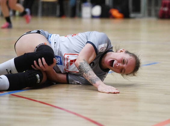 Michelle Goos (Neckarsulmer Union) liegt verletzt am Boden, SG BBM Bietigheim vs. Neckarsulmer Sport Union, 1. Bundesliga Frauen, 7. Spieltag, 13.11.2019, Eibner Memmler SG BBM Bietigheim vs. Neckarsulmer Sport Union, 1. Bundesliga Frauen, 7. Spieltag, 13.11.2019 Bietigheim-Bissingen Copyright: xMemmlerx Eibner-Pressefotox EP_mmr
