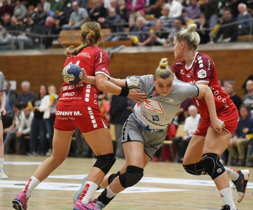 Selina Kalmbach (Neckarsulmer Union) im Zweikampf, SG BBM Bietigheim vs. Neckarsulmer Sport Union, 1. Bundesliga Frauen, 7. Spieltag, 13.11.2019, Eibner Memmler SG BBM Bietigheim vs. Neckarsulmer Sport Union, 1. Bundesliga Frauen, 7. Spieltag, 13.11.2019 Bietigheim-Bissingen Copyright: xMemmlerx Eibner-Pressefotox EP_mmr