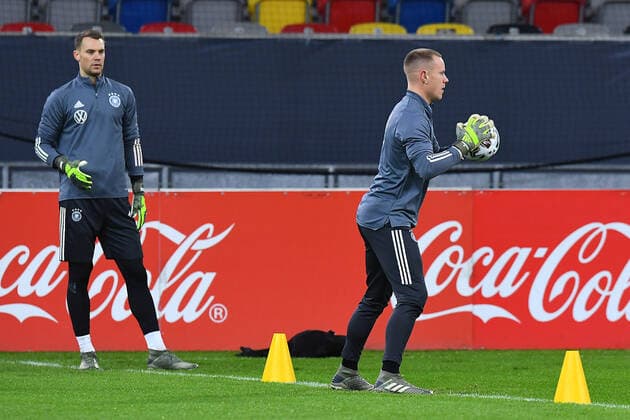 Sport Bilder des Tages Fußball Training Nationalmannschaft am 14.11.2019 in der Merkur Spiel-Arena in Düsseldorf Manuel Neuer ( Deutschland ), links - Marc-Andre ter Stegen ( Deutschland ), rechts DFB regulations prohibit any use of photographs as image sequences and or quasi-video.