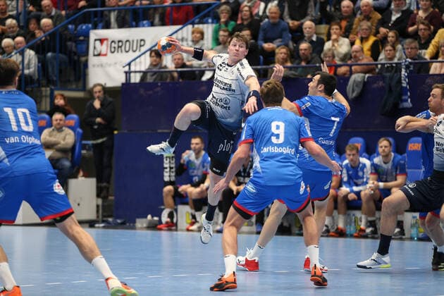 Goeran Soegard Johannessen (SG Flensburg-Handewitt 23) gegen Jonathan Carlsbogard (TBV Lemgo Lippe 9)(vorne) und Isaias Guardiola (TBV Lemgo Lippe 7)(rechts) GER, Handball, 1. Bundesliga, TBV Lemgo Lippe gegen SG Flensburg-Handewitt, 14.11.2019 Lemgo Copyright: xStrohdiekx Eibner-Pressefotox EP_jsk