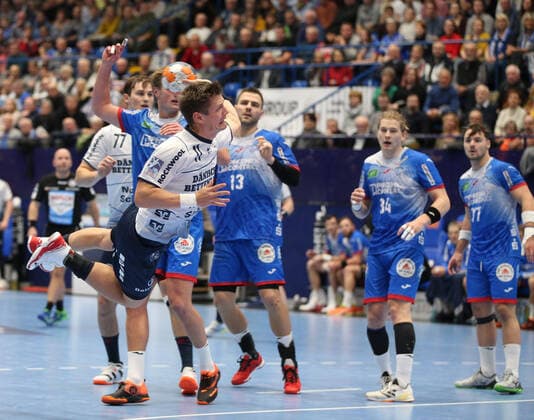 Lasse Svan (SG Flensburg-Handewitt 11) vorbei an Jonathan Carlsbogard (TBV Lemgo Lippe 9)(hinten) GER, Handball, 1. Bundesliga, TBV Lemgo Lippe gegen SG Flensburg-Handewitt, 14.11.2019 Lemgo Copyright: xStrohdiekx Eibner-Pressefotox EP_jsk