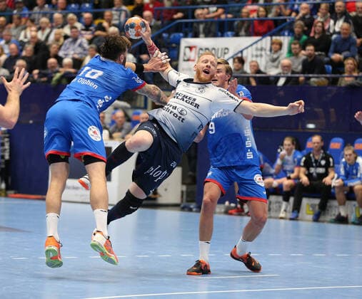 Jim Gottfridsson (SG Flensburg-Handewitt 24) gegen Fabian van Olphen (TBV Lemgo Lippe 10)(links) und Jonathan Carlsbogard (TBV Lemgo Lippe 9)(rechts) GER, Handball, 1. Bundesliga, TBV Lemgo Lippe gegen SG Flensburg-Handewitt, 14.11.2019 Lemgo Copyright: xStrohdiekx Eibner-Pressefotox EP_jsk