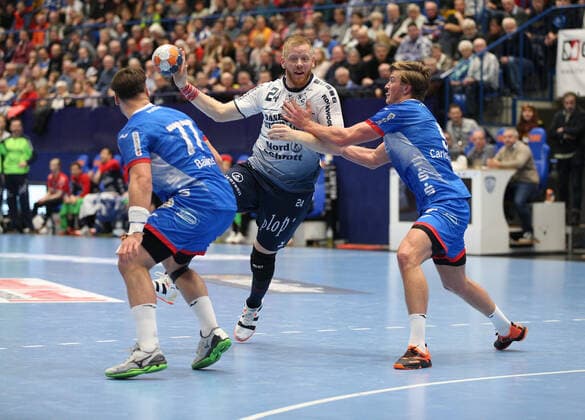 Jim Gottfridsson (SG Flensburg-Handewitt 24) gegen Jonathan Carlsbogard (TBV Lemgo Lippe 9)(rechts) und Dani Baijens (TBV Lemgo Lippe 77)(links) GER, Handball, 1. Bundesliga, TBV Lemgo Lippe gegen SG Flensburg-Handewitt, 14.11.2019 Lemgo Copyright: xStrohdiekx Eibner-Pressefotox EP_jsk