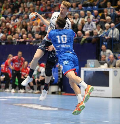 Simon Jeppsson (SG Flensburg-Handewitt 17) gegen Fabian van Olphen (TBV Lemgo Lippe 10)(vorne) GER, Handball, 1. Bundesliga, TBV Lemgo Lippe gegen SG Flensburg-Handewitt, 14.11.2019 Lemgo Copyright: xStrohdiekx Eibner-Pressefotox EP_jsk
