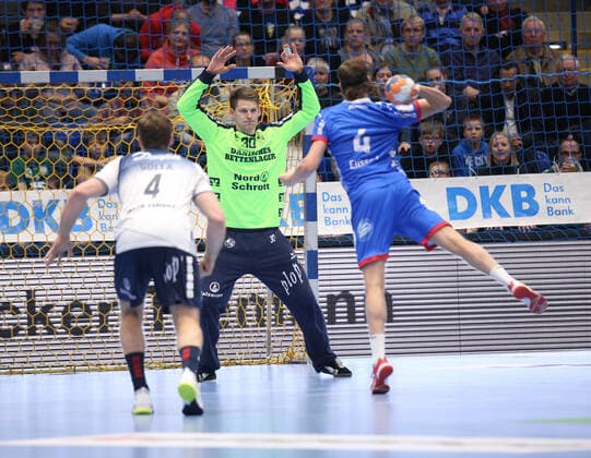 v.l. Johannes Golla (SG Flensburg-Handewitt 4), Torbjoern Bergerud (SG Flensburg-Handewitt 30), Bjarki Mar Elisson (TBV Lemgo Lippe 4) GER, Handball, 1. Bundesliga, TBV Lemgo Lippe gegen SG Flensburg-Handewitt, 14.11.2019 Lemgo Copyright: xStrohdiekx Eibner-Pressefotox EP_jsk