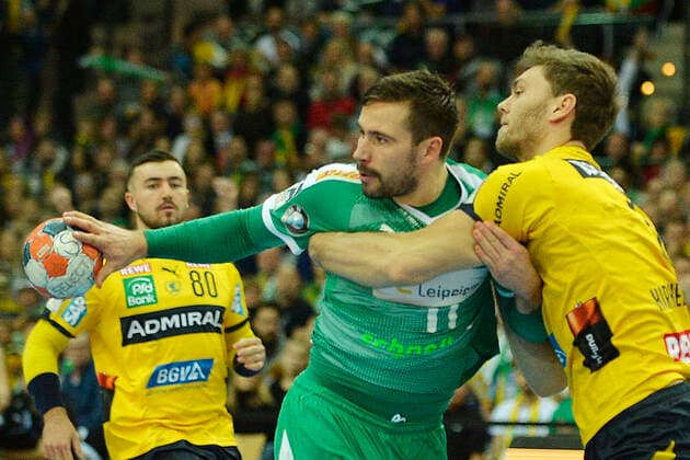 1. Handball-Bundesliga 2019 2020, Spiel 1-13-112, 13. Spieltag, SC DHfK Leipzig vs. Rhein-Neckar Löwen (14.11.2019) Zweikampf um den Ball zwischen Lukas Binder (Aussenspieler DHfK Leipzig, Rueckennummmer 11) (Mitte) und Niclas Kirkelokke (Rueckraumspieler Rhein-Neckar Loewen, Rueckennummer 6) (re.) beim Handball-Bundesliga-Spiel Leipzig vs. Rhein-Neckar Löwen (14.11.2019) Leipzig Sachsen Deutschland Arena Leipzig Am Sportforum 2