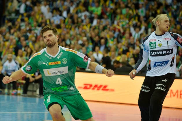 1. Handball-Bundesliga 2019 2020, Spiel 1-13-112, 13. Spieltag, SC DHfK Leipzig vs. Rhein-Neckar Löwen (14.11.2019) Patrick Wiesmach (Aussenspieler DHfK Leipzig, Rueckennummmer 4) (li.) dreht nach einem Tor gegen Mikael Appelgren (Tormann Rhein-Neckar Loewen, Rueckennummer 1) (re.) jubelnd ab beim Handball-Bundesliga-Spiel Leipzig vs. Rhein-Neckar Löwen (14.11.2019) Leipzig Sachsen Deutschland Arena Leipzig Am Sportforum 2
