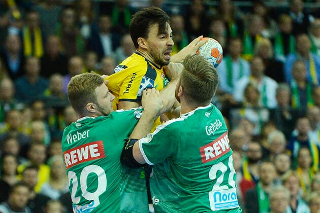 1. Handball-Bundesliga 2019 2020, Spiel 1-13-112, 13. Spieltag, SC DHfK Leipzig vs. Rhein-Neckar Löwen (14.11.2019) Zweikampf um den Ball zwischen Patrick Groetzki (Aussenspieler Rhein-Neckar Loewen, Rueckennummer 24) (Mitte) und Philipp Weber (Rueckraumspieler DHfK Leipzig, Rueckennummmer 20) (li.) und Maciej Gebala (Kreislaeufer DHfK Leipzig, Rueckennummmer 28) (re.) beim Handball-Bundesliga-Spiel Leipzig vs. Rhein-Neckar Löwen (14.11.2019) Leipzig Sachsen Deutschland Arena Leipzig Am Sportforum 2