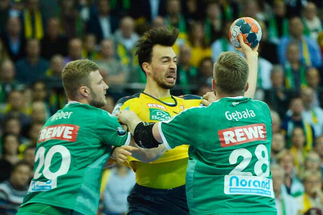1. Handball-Bundesliga 2019 2020, Spiel 1-13-112, 13. Spieltag, SC DHfK Leipzig vs. Rhein-Neckar Löwen (14.11.2019) Zweikampf um den Ball zwischen Patrick Groetzki (Aussenspieler Rhein-Neckar Loewen, Rueckennummer 24) (Mitte) und Philipp Weber (Rueckraumspieler DHfK Leipzig, Rueckennummmer 20) (li.) und Maciej Gebala (Kreislaeufer DHfK Leipzig, Rueckennummmer 28) (re.) beim Handball-Bundesliga-Spiel Leipzig vs. Rhein-Neckar Löwen (14.11.2019) Leipzig Sachsen Deutschland Arena Leipzig Am Sportforum 2