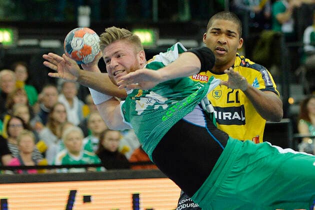 1. Handball-Bundesliga 2019 2020, Spiel 1-13-112, 13. Spieltag, SC DHfK Leipzig vs. Rhein-Neckar Löwen (14.11.2019) Maciej Gebala (Kreislaeufer DHfK Leipzig, Rueckennummmer 28) (li.) beim Torwurf gegen Mads Mensah Larsen (Rueckraumspieler Rhein-Neckar Loewen, Rueckennummer 22) (re.) beim Handball-Bundesliga-Spiel Leipzig vs. Rhein-Neckar Löwen (14.11.2019) Leipzig Sachsen Deutschland Arena Leipzig Am Sportforum 2