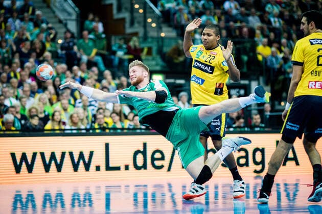 Maciej Gebala ( 28 SC DHFK Leipzig), Mads Mensah ( 22 Rhein Neckar Loewen) waehrend der Saison 2019-2020 in der 1. Handball Bundesliga (Herren) zwischen SC DHfK Leipzig und Rhein Neckar Löwen in der Arena Leipzig am 14. November 2019 in Leipzig, Sachsen, Deutschland