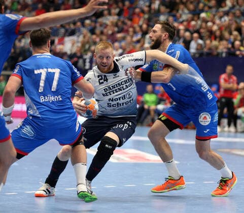 Sport Bilder des Tages v.l. Bjarki Mar Elisson (TBV Lemgo Lippe 4), Dani Baijens (TBV Lemgo Lippe 77), Jim Gottfridsson (SG Flensburg-Handewitt 24), Fabian van Olphen (TBV Lemgo Lippe 10) GER, Handball, 1. Bundesliga, TBV Lemgo Lippe gegen SG Flensburg-Handewitt, 14.11.2019 Lemgo Copyright: xStrohdiekx Eibner-Pressefotox EP_jsk