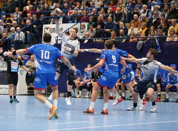 v.l. Fabian van Olphen (TBV Lemgo Lippe 10), Simon Jeppsson (SG Flensburg-Handewitt 17), Jonathan Carlsbogard (TBV Lemgo Lippe 9) GER, Handball, 1. Bundesliga, TBV Lemgo Lippe gegen SG Flensburg-Handewitt, 14.11.2019 Lemgo Copyright: xStrohdiekx Eibner-Pressefotox EP_jsk