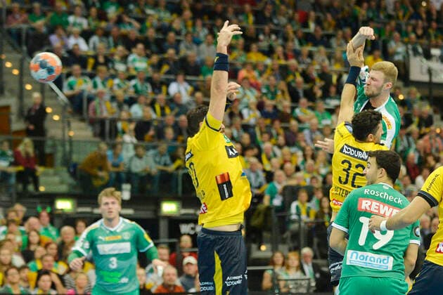 1. Handball-Bundesliga 2019 2020, Spiel 1-13-112, 13. Spieltag, SC DHfK Leipzig vs. Rhein-Neckar Löwen (14.11.2019) Torwurf Philipp Weber (Rueckraumspieler DHfK Leipzig, Rueckennummmer 20) (oben rechts) gegen Gedeon Guardiola (Kreislaeufer Rhein-Neckar Loewen, Rueckennummer 30) (Mitte) und Alexander Petersson (Rueckraumspieler Rhein-Neckar Loewen, Rueckennummer 32) (re.) beim Handball-Bundesliga-Spiel Leipzig vs. Rhein-Neckar Löwen (14.11.2019) Leipzig Sachsen Deutschland Arena Leipzig Am Sportforum 2