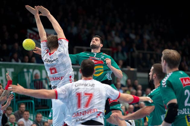 Minden, Deutschland 14.11.2019: 1. Handball-Bundesliga - 2019 2020 - GWD Minden vs. MT Melsungen (L-R) Finn Lemke (Melsungen), Savvas Savvas (Minden) Minden Nordrhein-Westfalen Deutschland Kampa Halle