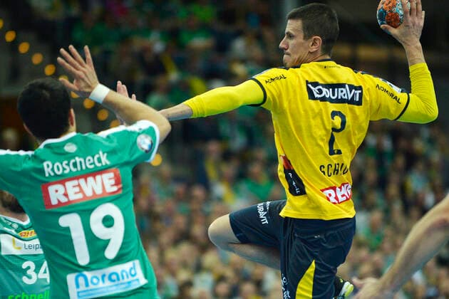 1. Handball-Bundesliga 2019 2020, Spiel 1-13-112, 13. Spieltag, SC DHfK Leipzig vs. Rhein-Neckar Löwen (14.11.2019) Torwurf Andy Schmid (Rueckraumspieler Rhein-Neckar Loewen, Rueckennummer 2) (re.) gegen Bastian Roscheck (Kreislaeufer DHfK Leipzig, Rueckennummmer 19) (li.) beim Handball-Bundesliga-Spiel Leipzig vs. Rhein-Neckar Löwen (14.11.2019) Leipzig Sachsen Deutschland Arena Leipzig Am Sportforum 2