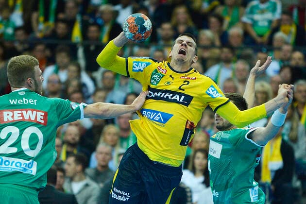 1. Handball-Bundesliga 2019 2020, Spiel 1-13-112, 13. Spieltag, SC DHfK Leipzig vs. Rhein-Neckar Löwen (14.11.2019) Torwurf Andy Schmid (Rueckraumspieler Rhein-Neckar Loewen, Rueckennummer 2) (Mitte) gegen Philipp Weber (Rueckraumspieler DHfK Leipzig, Rueckennummmer 20) (li.) und Patrick Wiesmach (Aussenspieler DHfK Leipzig, Rueckennummmer 4) (re.) beim Handball-Bundesliga-Spiel Leipzig vs. Rhein-Neckar Löwen (14.11.2019) Leipzig Sachsen Deutschland Arena Leipzig Am Sportforum 2