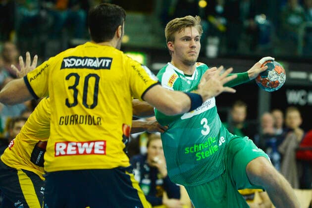 1. Handball-Bundesliga 2019 2020, Spiel 1-13-112, 13. Spieltag, SC DHfK Leipzig vs. Rhein-Neckar Löwen (14.11.2019) Torwurf Franz Semper (Rueckraumspieler DHfK Leipzig, Rueckennummmer 3) (re.) gegen Gedeon Guardiola (Kreislaeufer Rhein-Neckar Loewen, Rueckennummer 30) (li.) beim Handball-Bundesliga-Spiel Leipzig vs. Rhein-Neckar Löwen (14.11.2019) Leipzig Sachsen Deutschland Arena Leipzig Am Sportforum 2