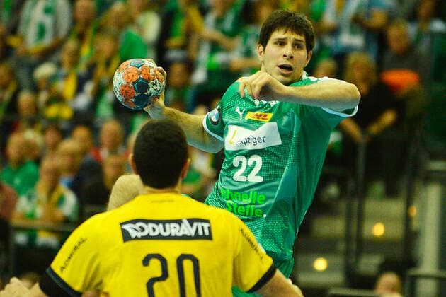 1. Handball-Bundesliga 2019 2020, Spiel 1-13-112, 13. Spieltag, SC DHfK Leipzig vs. Rhein-Neckar Löwen (14.11.2019) Torwurf Marko Mamic (Rueckraumspieler DHfK Leipzig, Rueckennummmer 22) (re.) gegen Ilija Abutovic (Rueckraumspieler Rhein-Neckar Loewen, Rueckennummer 20) (li.) beim Handball-Bundesliga-Spiel Leipzig vs. Rhein-Neckar Löwen (14.11.2019) Leipzig Sachsen Deutschland Arena Leipzig Am Sportforum 2