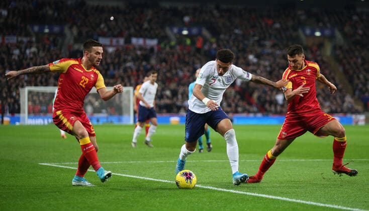 England v Montenegro UEFA EURO, EM, Europameisterschaft,Fussball 2020 Qualifiers Jadon Sancho of England gets between Marko Simic (left) and Risto Radunovic of Montenegro during the UEFA Euro 2020 Qualifiers match at Wembley Stadium, London Content Not Available For UK Newspapers Copyright: xPaulxChestertonx FIL-13867-0056
