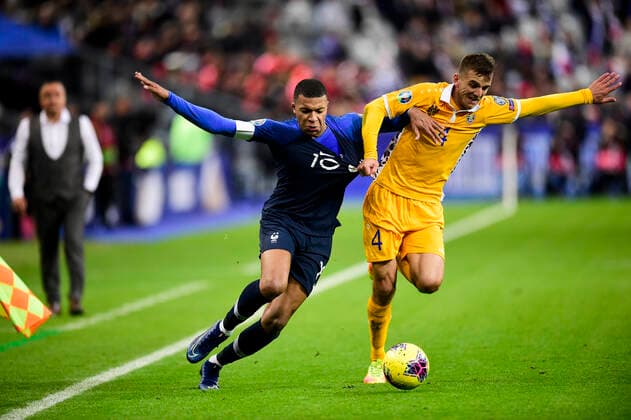 Sport Bilder des Tages Kylian MBappe (Fra) vs Sergiu Platica (Mda) FOOTBALL : France vs Moldavie - Qualifications Euro 2020 - Paris - 14 11 2019 JBAutissier Panoramic 