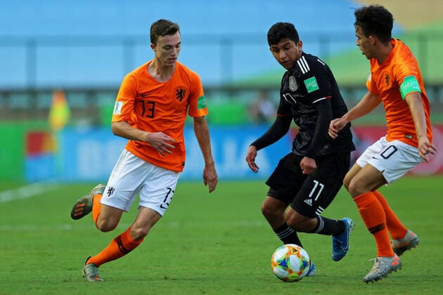 FuÃŸball, U17-WM, Niederlande - Mexiko 14th November 2019; Bezerrao Stadium, Brasilia, Distrito Federal, Brazil; FIFA U-17 World Cup Brazil 2019, Mexico versus Netherlands; Bryan Gonzalez of Mexico and Youri Regeer, Mohamed Taabouni of Netherlands  ActionPlus12188033 HeulerxAndrey
