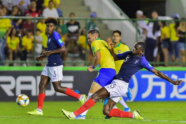 FuÃŸball, U17 WM, Brasilien - Frankreich 14th November 2019; Bezerrao Stadium, Brasilia, Distrito Federal, Brazil; FIFA U-17 World Cup Semi Final 2019, France versus Brazil; Nianzou Kouassi of France and Peglow of Brazil - Editorial Use  ActionPlus12188084 AdrianxMacias