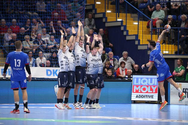 Fabian van Olphen (TBV Lemgo Lippe 10)(rechts) fuehrt den letzten Wurf der ersten Halbzeit gegen die Abwehr der SG Flensburg-Handewitt (links) aus GER, Handball, 1. Bundesliga, TBV Lemgo Lippe gegen SG Flensburg-Handewitt, 14.11.2019 Lemgo Copyright: xStrohdiekx Eibner-Pressefotox EP_jsk