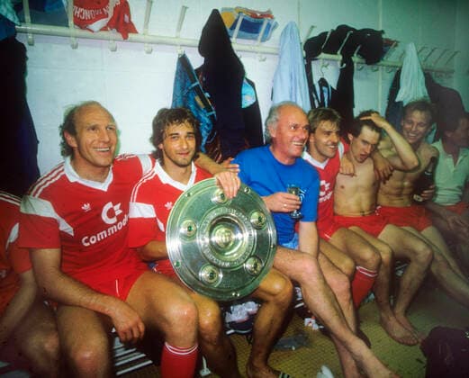 FC Bayern München Deutscher Meister 1987. Die Bayern Spieler feiern in der Kabine. V.l: Dieter Hoeneß, Helmut Winklhofer, Trainer Udo Lattek, Hans-Dieter Hansi Flick, Ludwig Wiggerl Kögl und Hansi Pflügler 17.06.1987.