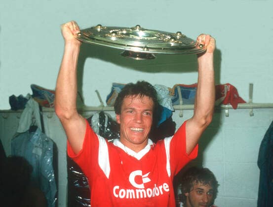 FC Bayern München Deutscher Meister 1987 Lothar Matthäus (FCB) präsentiert die Meisterschale 17.06.1987.