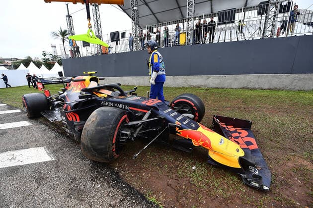 FORMULA 1 HEINEKEN GRANDE PRÃäMIO DO BRASIL 2019 15.11.2019, Autodromo Jose Carlos Pace, Interlagos, FORMULA 1 HEINEKEN GRANDE PRÃäMIO DO BRASIL 2019 , im Bild Unfall von Alexander Albon (GBR 23), Aston Martin Red Bull Racing, das Auto wird mit einem Kranwagen abgeschleppt.
