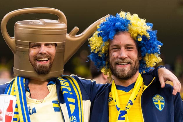 Bilder des Jahres 2019, Sport 11 November Sport Themen der Woche KW46 191115 Fans of Sweden ahead of the UEFA EURO, EM, Europameisterschaft,Fussball Qualifier, EM, Europameisterschaft football match between Romania and Sweden on November 15, 2019 in Bucharest. Photo: Joel Marklund BILDBYRAN kod JM 88076 BBENG football soccer fotboll fotball UEFA Euro Qualifier landskamp Sverige Sverige A Sweden Rumänien Romania Bukarest publik peruk vattenkanna *** 191115 Fans of Sweden ahead of the UEFA Euro Qualifier football match between Romania and Sweden on November 15, 2019 in Bucharest Photo Joel Marklund BILDBYRAN code JM 88076 BBENG football soccer football soccer UEFA Euro Qualifier international Sweden Sweden A Sweden Romania Romania Bucharest wig watering can,  Copyright: JOELxMARKLUND BB191115JM004