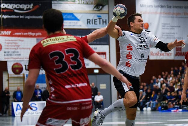 15.11.2019, xpsx, Handball 3.Liga, HSG Hanau - HSG Rodgau Nieder-Roden v.l. Sam Hoddersen (Nieder Roden), Yaron Pillmann (Hanau) Hanau Hessen Deutschland (DEU)