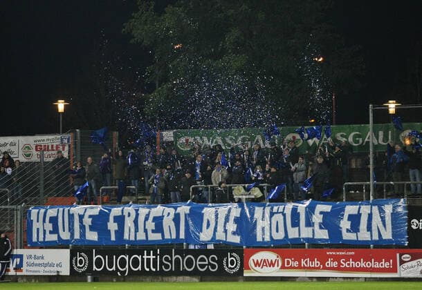 13.11.2019, xklex, Fussball Verbandspokal des Suedwestdeutschen Fußballverbandes, FK 03 Pirmasens - 1.FC Kaiserslautern emspor, v.l. Die Fans des FK 03 Pirmasens (DFL DFB REGULATIONS PROHIBIT ANY USE OF PHOTOGRAPHS as IMAGE SEQUENCES and or QUASI-VIDEO) Pirmasens