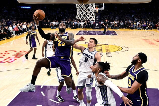 Sport Bilder des Tages November 15, 2019, Los Angeles, California, U.S: Los Angeles LakersÃ¢â‚¬â ¢ LeBron James (23) goes to basket during an NBA, Basketball Herren, USA basketball game between Los Angeles Lakers and Sacramento Kings, Friday, Nov. 15, 2019, in Los Angeles. NBA 2019: Lakers 99:97 Kings - ZUMAc68_ 20191115_zaf_c68_011 Copyright: xRingoxChiux