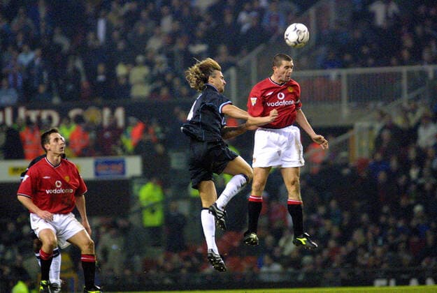David Ginola & Roy Keane Manchester United, ManU V Aston Villa 20 January 2001  Copyright: MaryxEvansxAllstarxMichaelxMayhew 12183764 editorial use only