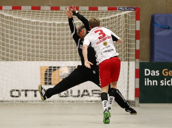 TuS Ferndorf - ASV Hamm-Westfalen, 15.11.2019 Torwart Lucas Puhl (TuS Ferndorf) mit etlichen Paraden in der Anfangsphase, hier mit dem Kopf gegen Fabian Huesmann (ASV Hamm-Westfalen) beim Siebenmter, der somit mit roter Karte vom Platz muss, Kreuztal Stählerwiese Deutschland