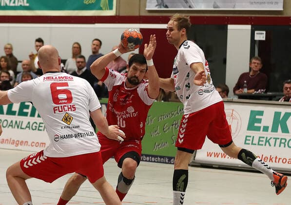 TuS Ferndorf - ASV Hamm-Westfalen, 15.11.2019 Zweikampf v. lks.: Markus Fuchs (ASV Hamm-Westfalen) , Marijan Basic (TuS Ferndorf), Stefan Lex (ASV Hamm-Westfalen) Kreuztal Stählerwiese Deutschland