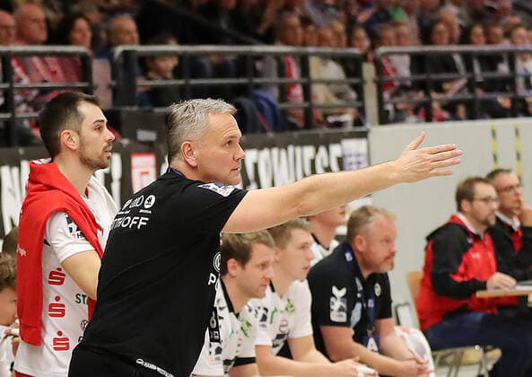 TuS Ferndorf - ASV Hamm-Westfalen, 15.11.2019 Trainer Kay Rothenpieler (ASV Hamm-Westfalen) Kreuztal Stählerwiese Deutschland