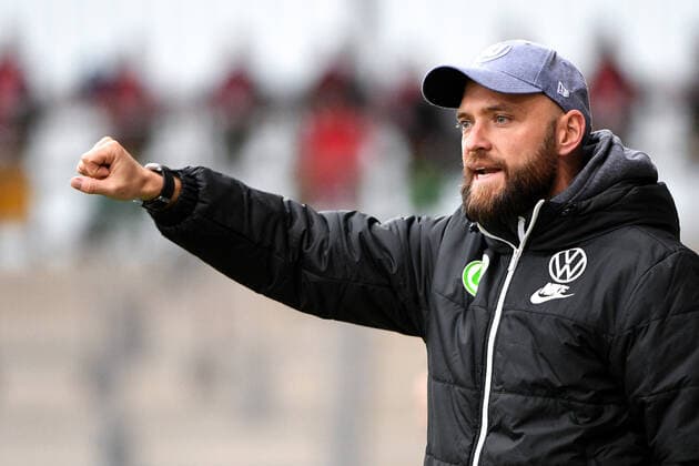 Stephan Lerch (Trainer, Cheftrainer, VfL Wolfsburg) gibt Anweisungen, gestikuliert, mit den Armen gestikulieren, gives instructions, gesticulate Einzelbild, Aktion, Action, 16.11.2019, München (Deutschland), Fussball, DFB-Pokal der Frauen, Achtelfinale, FC Bayern München - VfL Wolfsburg, DFB DFL REGULATIONS PROHIBIT ANY USE OF PHOTOGRAPHS AS IMAGE SEQUENCES AND OR QUASI-VIDEO.