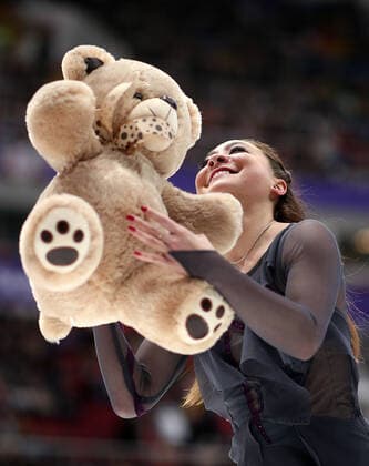 Bilder des Jahres 2019, Sport 11 November Sport Themen der Woche KW46 MOSCOW, RUSSIA â€“ NOVEMBER 16, 2019: Ice dancer Allison Reed of Lithuania receives a teddy bear from a fan after performing a free dance at the 2019 Rostelecom Cup, the fifth of six events in the 2019â€“20 ISU Grand Prix of Figure skating, Eiskunstlauf at the Megasport Arena. Sergei Bobylev TASS  TS0C36D2