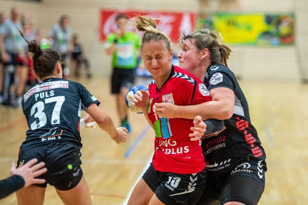 Lea Gruber (SV Union Halle) wird von Sarah Lamp (Buchholz 08-Rosengarten) geblockt SV Union Halle-Neustadt (Wildcats) vs. HL Buchholz 08-Rosengarten Handball 2.Bundesliga - Saison 2019 2020 Copyright: xVIADATAx xHolgerxJohnx Halle Saale Sachsen-Anhalt Deutschland